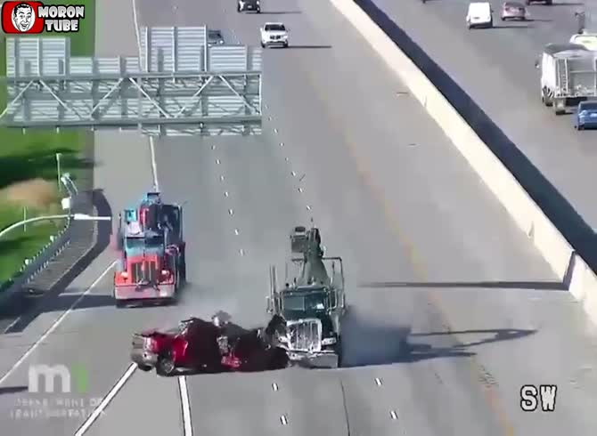 Video :On the highway, a semi-trailer strikes and destroys a pickup vehicle